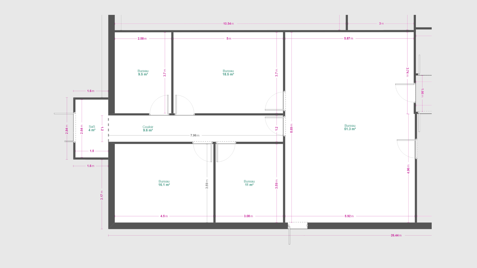 Bureaux 120 m², sanitaires et salle de repos partagés. 10 parkings, terrasse.