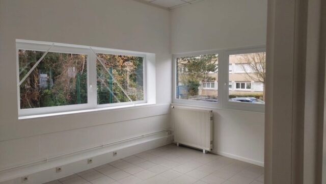 Bureau secretariat. A coté du sas d'accueil.