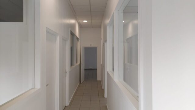 Couloir de distribution. au fond l'open space. derriere, le Sas d'accueil.
