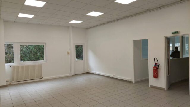 Open Space avec acces à la salle de reunion, aux bureaux, et à la terrasse