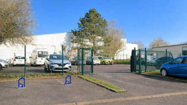 Places de stationnement. Parking fermé. Stop park.