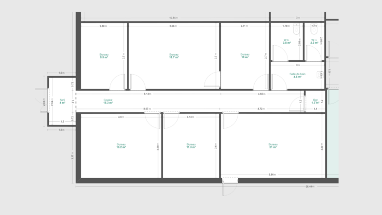 Configuration 120 m², totalement indépendante. 10 places de parking. Sanitaires privés, dont un PMR.