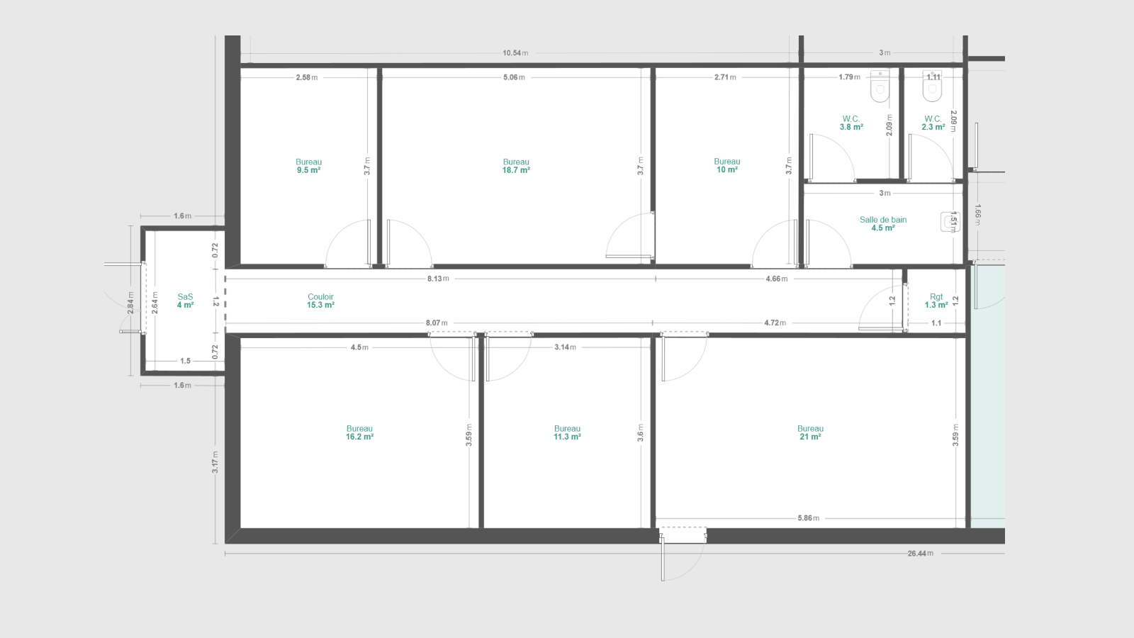 Configuration 120 m², totalement indépendante. 10 places de parking. Sanitaires privés, dont un PMR.
