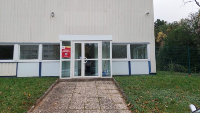 Entrée de l'ensemble de bureaux, à Maxéville Champs le Boeuf.